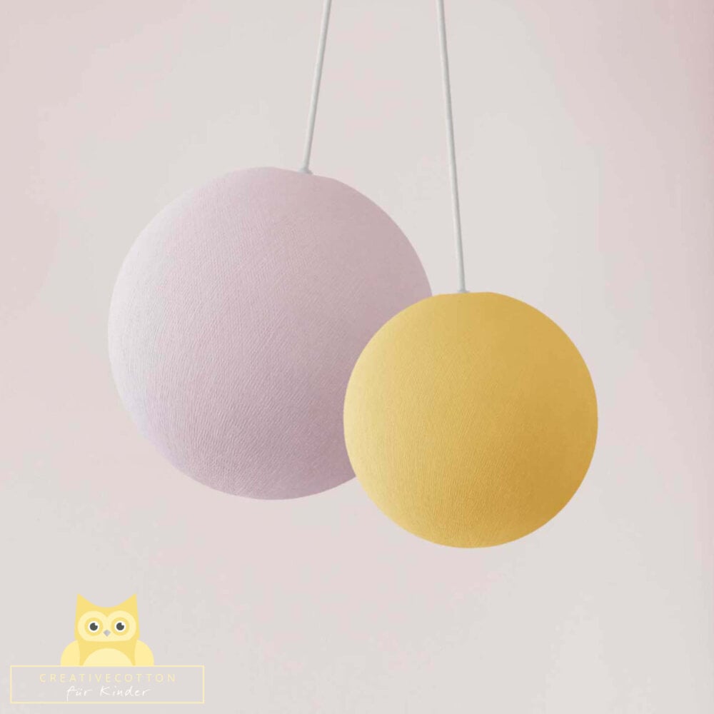 LED Deckenlampe mit 2 Kugeln aus Baumwolle. Pendelleuche in Weiß und Gelb. Höhenverstellbare Hängelampe, ideal für Kinderzimmer und Babyzimmer. Dimmbare Deckenleuchte.