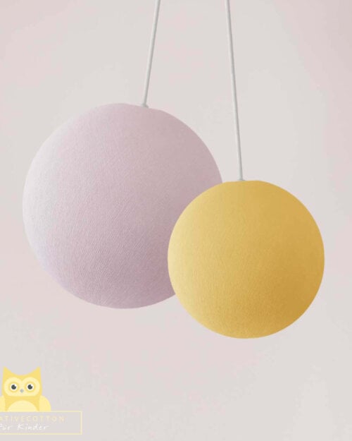 LED Deckenlampe mit 2 Kugeln aus Baumwolle. Pendelleuche in Weiß und Gelb. Höhenverstellbare Hängelampe, ideal für Kinderzimmer und Babyzimmer. Dimmbare Deckenleuchte.
