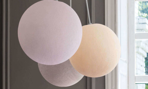 LED Deckenlampe mit 3 Kugeln aus Baumwolle. Pendelleuche in Weiß, Creme und Grau. Höhenverstellbare Hängelampe, ideal für Schlafzimmer und Wohnzimmer. Dimmbare Deckenleuchte.