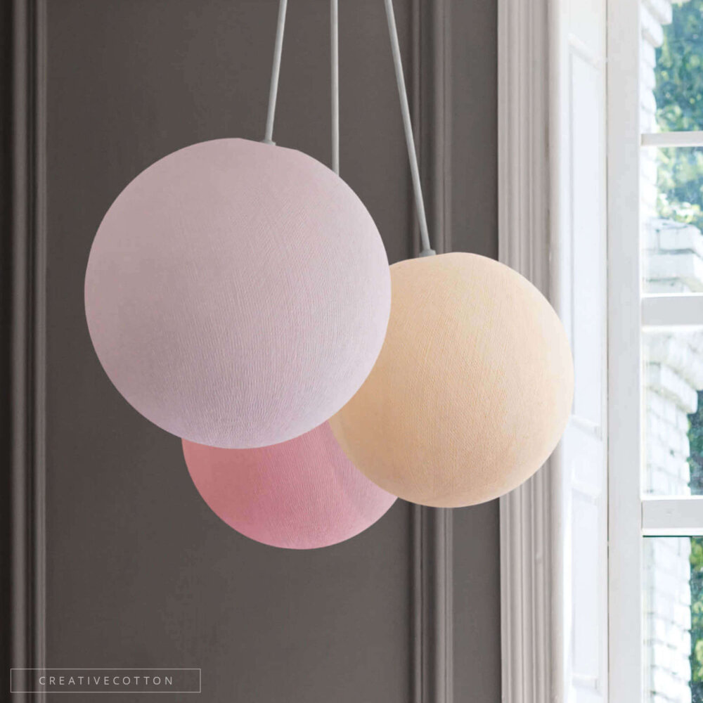 LED Deckenlampe mit 3 Kugeln aus Baumwolle. Pendelleuche in Weiß, Creme und Rosa. Höhenverstellbare Hängelampe, ideal für Kinderzimmer und Babyzimmer. Dimmbare Deckenleuchte.