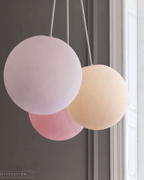 LED Deckenlampe mit 3 Kugeln aus Baumwolle. Pendelleuche in Weiß, Creme und Rosa. Höhenverstellbare Hängelampe, ideal für Kinderzimmer und Babyzimmer. Dimmbare Deckenleuchte.