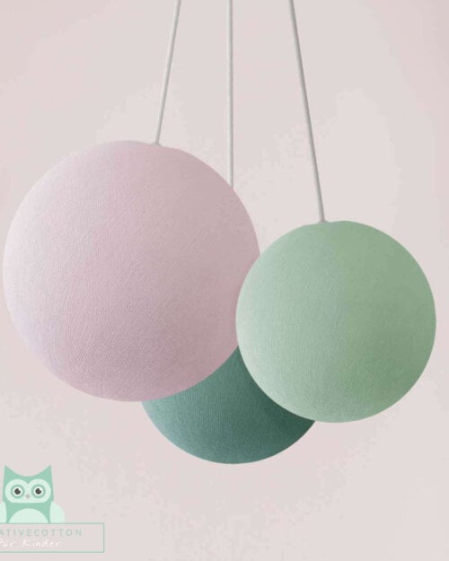 LED Deckenlampe mit 3 Kugeln aus Baumwolle. Pendelleuche in Weiß, Mint und Aqua. Höhenverstellbare Hängelampe, ideal für Kinderzimmer und Babyzimmer. Dimmbare Deckenleuchte.
