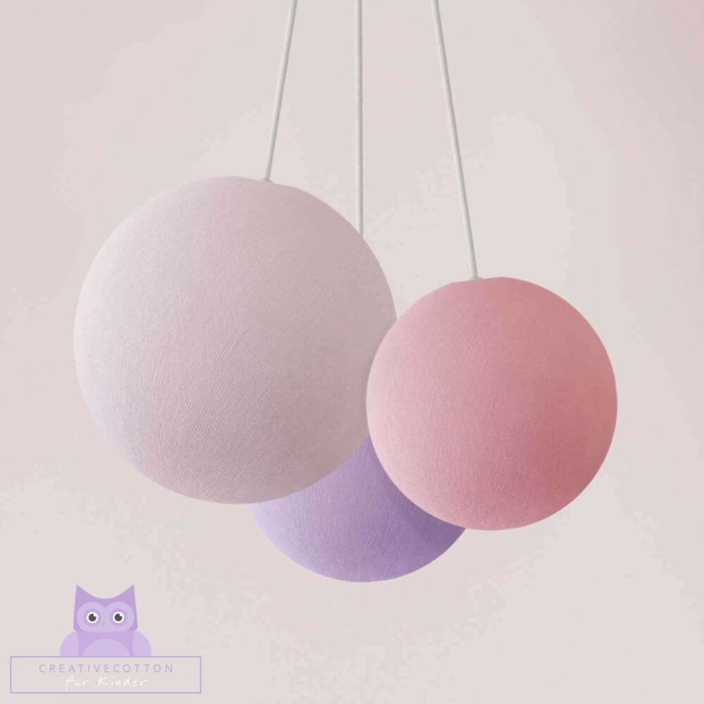 LED Deckenlampe mit 3 Kugeln aus Baumwolle. Pendelleuche in Weiß, Violett und Rosa. Höhenverstellbare Hängelampe, ideal für Kinderzimmer und Babyzimmer. Dimmbare Deckenleuchte.