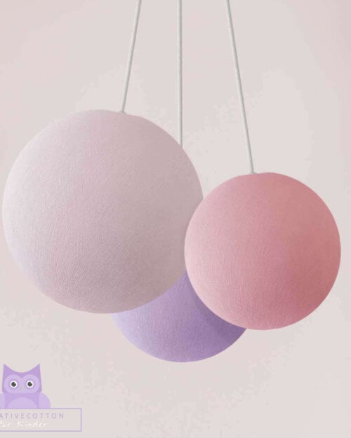 LED Deckenlampe mit 3 Kugeln aus Baumwolle. Pendelleuche in Weiß, Violett und Rosa. Höhenverstellbare Hängelampe, ideal für Kinderzimmer und Babyzimmer. Dimmbare Deckenleuchte.