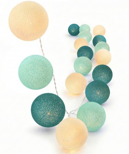 Blaue LED Lichterkette Aqua mit Kugeln in Creme, Mint und Aqua – batteriebetrieben oder per USB und Netzteil strombetrieben nutzbar, warmweißes Licht für Wohn-, Schlaf- und Kinderzimmer.