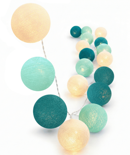 Blaue LED Lichterkette Aqua mit Kugeln in Creme, Mint und Aqua – batteriebetrieben oder per USB und Netzteil strombetrieben nutzbar, warmweißes Licht für Wohn-, Schlaf- und Kinderzimmer.