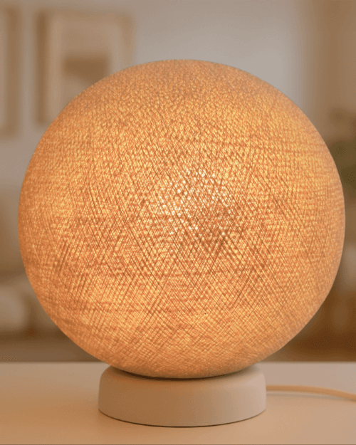 Beige Kugellampe mit LED – stilvolle Tischlampe für gemütliche Abendbeleuchtung im Wohnzimmer