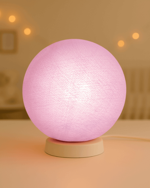 Violette Tischleuchte in Kugelform – sanftes LED-Licht für Schlafzimmer und entspannte Abendstunden
