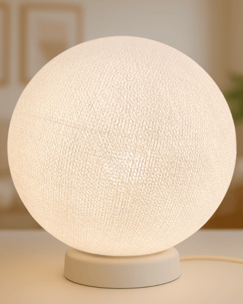 Weiße Kugel als Tischleuchte. Moderne LED Lampe für Wohnzimmer oder Schlafzimmer.