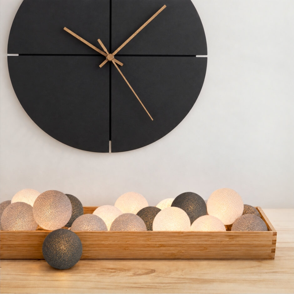 Amazon LED Lichterkette Anthrazit Lifestyle FINAL LED Lichterkette Luna mit Kugeln in weiß, grau und anthrazit – warmweißes Licht für Fensterrahmen, Wohnzimmerdeko oder stilvolle Wandgestaltung