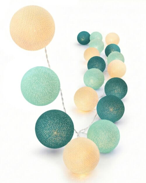 Blaue LED Lichterkette Aqua mit Kugeln in Creme, Mint und Aqua – batteriebetrieben oder per USB und Netzteil strombetrieben nutzbar, warmweißes Licht für Wohn-, Schlaf- und Kinderzimmer.