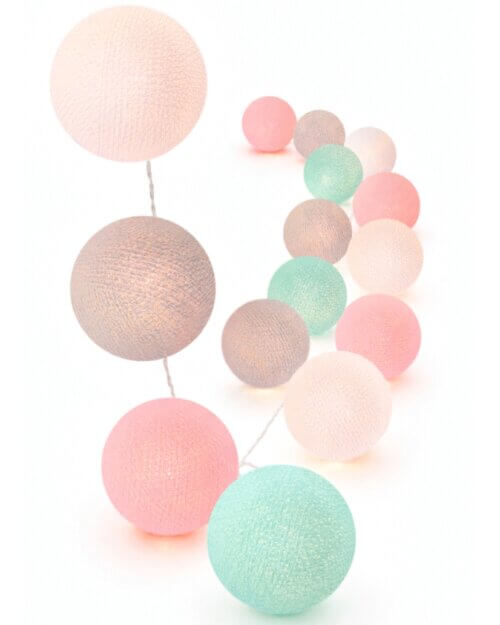 Bunte LED Dekolichterkette mit Baumwollkugeln in Weiß, Grau, Rosa und Mint – warmweißes Licht, USB-Anschluss, Schalter und Timer, ideal für Kinderzimmer, Babyzimmer oder als fröhliche Mädchenzimmer-Deko