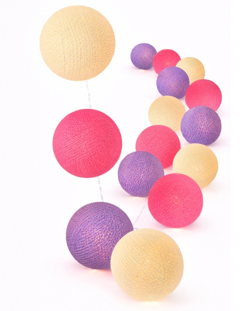 LED Lichterkette Berries Kugeln weiß creme pink lila violett warm Babyzimmer Kinderzimmer Wohnzimmer Schlafzimmer gemütlich Mädchen Junge Jungenzimmer rosa LED Kinderzimmer-Lichterkette mit Kugeln in Creme, Violett und Pink – warmweißes Licht, mit USB-Stecker, Timer und Dimmer, ideal für Babyzimmer oder als bunte Wanddeko im Wohnzimmer und Schlafzimmer.