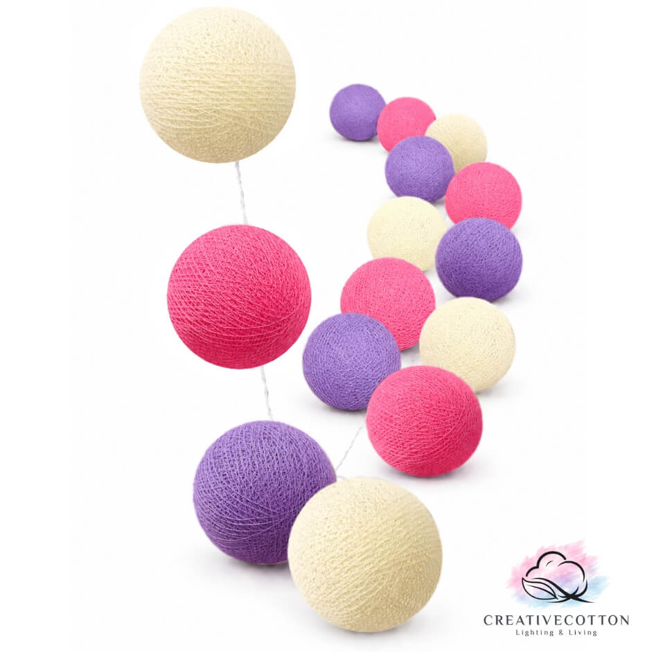 LED Lichterkette Berries Kugeln weiß creme pink lila violett warm Babyzimmer Kinderzimmer Wohnzimmer Schlafzimmer gemütlich Mädchen Junge Jungenzimmer Girlande LED Kinderzimmer-Lichterkette mit Kugeln in Creme, Violett und Pink – warmweißes Licht, mit USB-Stecker, Timer und Dimmer, ideal für Babyzimmer oder als bunte Wanddeko im Wohnzimmer und Schlafzimmer.
