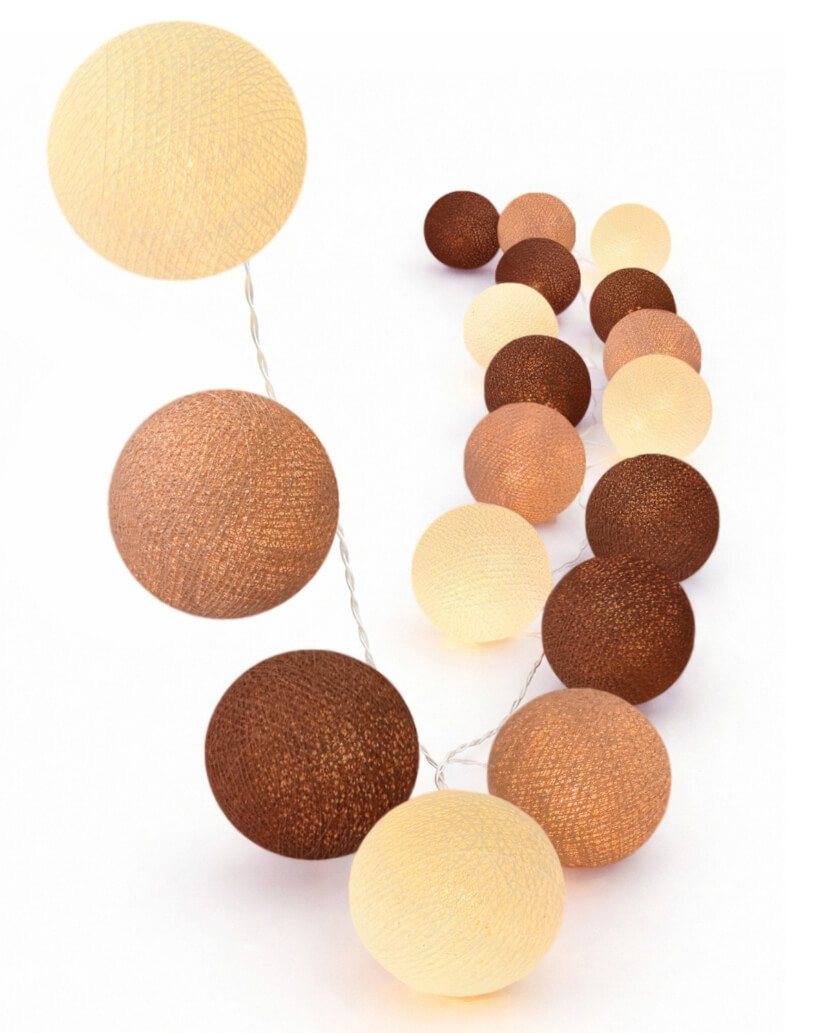 led-lichterkette-cappuccino-kugeln-creme-beige-braun-warm-babyzimmer-kinderzimmer-wohnzimmer-schlafzimmer-gemutlich-madchen-junge-jungenzimmer-girlande LED Lichterkette mit handgearbeiteten Baumwollkugeln in Creme und Braun – dezente Lichtgirlande mit Timer, Dimmer, USB-Stecker und weißem Kabel, ideal für warme Wohnraumbeleuchtung im Schlafzimmer, Wohnzimmer oder am Fensterrahmen