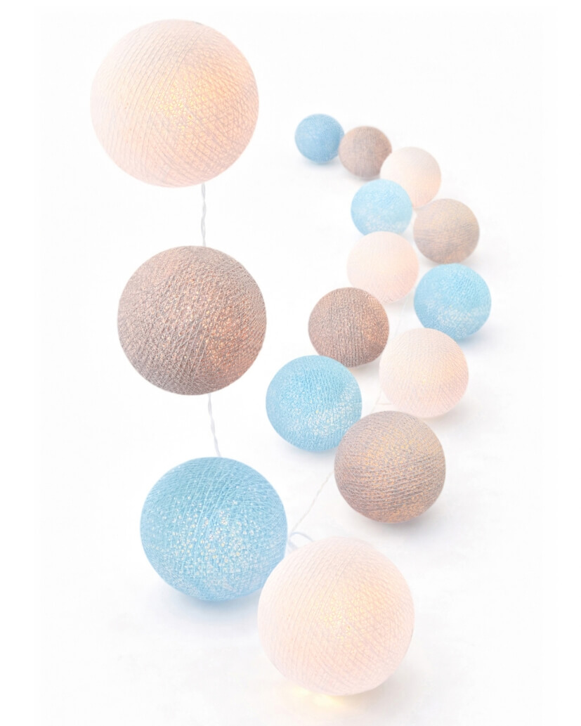 led-lichterkette-maritim-kugeln-weiss-grau-blau-warm-babyzimmer-kinderzimmer-wohnzimmer-schlafzimmer-gemutlich-madchen-junge-jungenzimmer-girlande LED Lichterkette Maritim mit Baumwollkugeln in Weiß, Hellblau und Grau – warmweißes Licht, ideal für Fenster, Wohnzimmer oder als moderne maritim inspirierte Raumdeko.