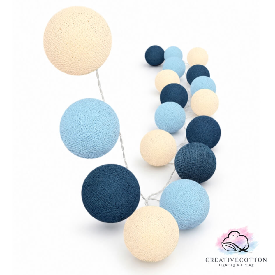 led-lichterkette-ocean-kugeln-tuerkis-creme-blau-warm-babyzimmer-kinderzimmer-wohnzimmer-schlafzimmer-gemuetlich-maedchen-junge-jungenzimmer-lichtgirlande-flur LED Lichterkette Ocean mit Kugeln in Hellblau, Dunkelblau und Creme – warmweißes Licht, strom- oder batteriebetrieben, ideal als Schlummerlicht und Nachtlicht für Kinderzimmer und Babyzimmer