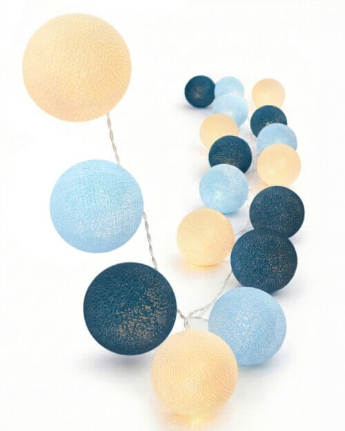 LED Lichterkette Ocean mit Kugeln in Hellblau, Dunkelblau und Creme – warmweißes Licht, strom- oder batteriebetrieben, ideal als Schlummerlicht und Nachtlicht für Kinderzimmer und Babyzimmer