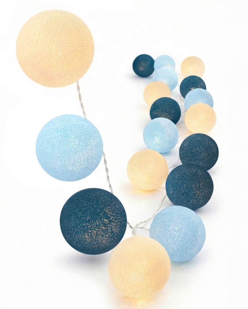 led-lichterkette-ocean-kugeln-turkis-creme-blau-warm-babyzimmer-kinderzimmer-wohnzimmer-schlafzimmer-gemutlich-madchen-junge-jungenzimmer-girlande LED Lichterkette Ocean mit Kugeln in Hellblau, Dunkelblau und Creme – warmweißes Licht, strom- oder batteriebetrieben, ideal als Schlummerlicht und Nachtlicht für Kinderzimmer und Babyzimmer