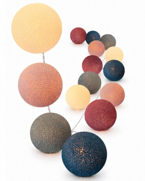 LED Lichterkette mit handgearbeiteten Kugeln aus Baumwolle in den Farben Creme, Nude, dunkel Grau, dunkel Blau und Old Rose. Ideal als Dekoration in Schlafzimmer, Wohnzimmer und Kinderzimmer - mit warmweißem Licht, inklusive USB-Stecker und Netzteil für die Steckdose.