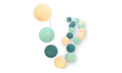 Blaue LED Lichterkette Aqua mit Kugeln in Creme, Mint und Aqua – batteriebetrieben oder per USB und Netzteil strombetrieben nutzbar, warmweißes Licht für Wohn-, Schlaf- und Kinderzimmer.