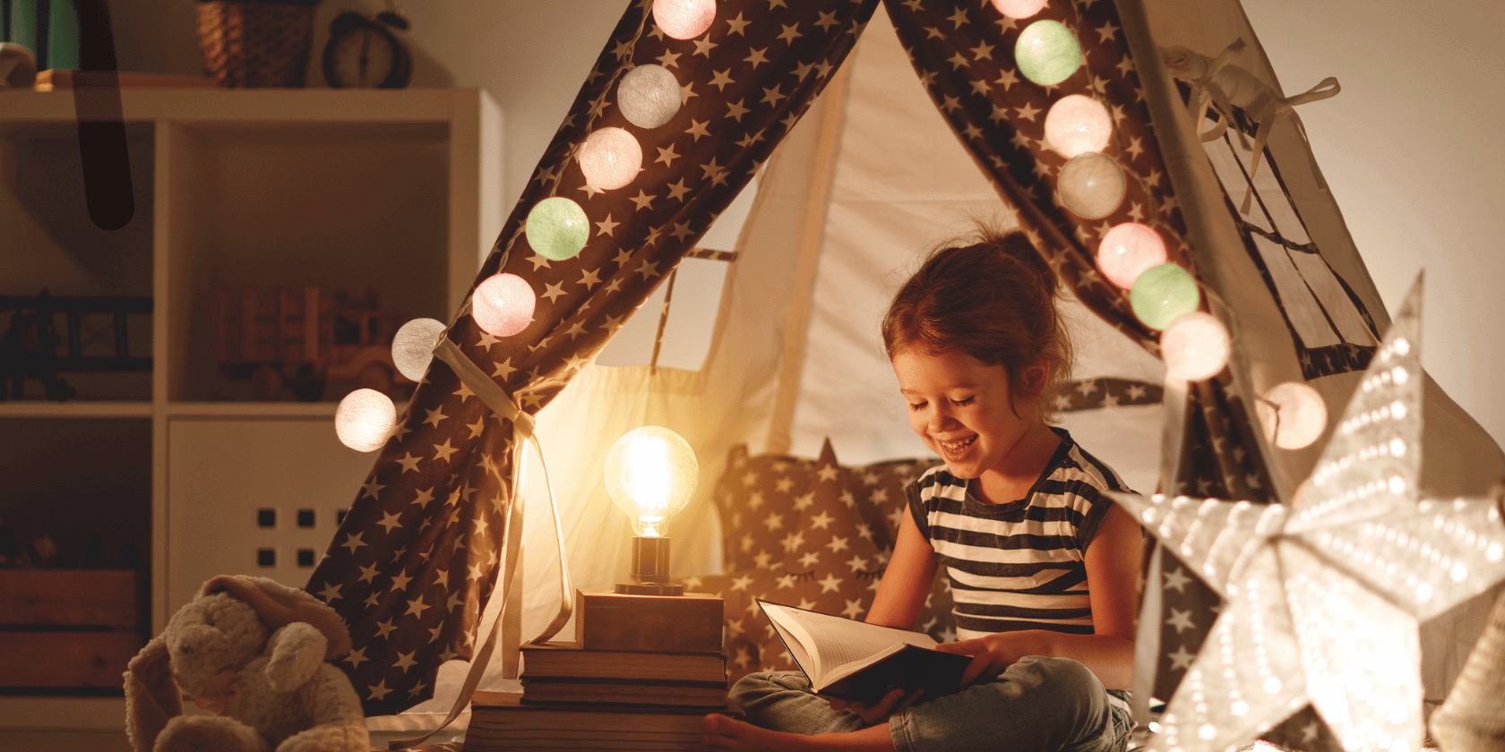Helle LED Lichtergirlande mit Baumwollkugeln in Weiß, Grau, Rosa und Mint – USB-betrieben mit Schalter und Timer, ideal für Kinderzimmerdeko, Babyzimmerbeleuchtung oder über der Wickelkommode