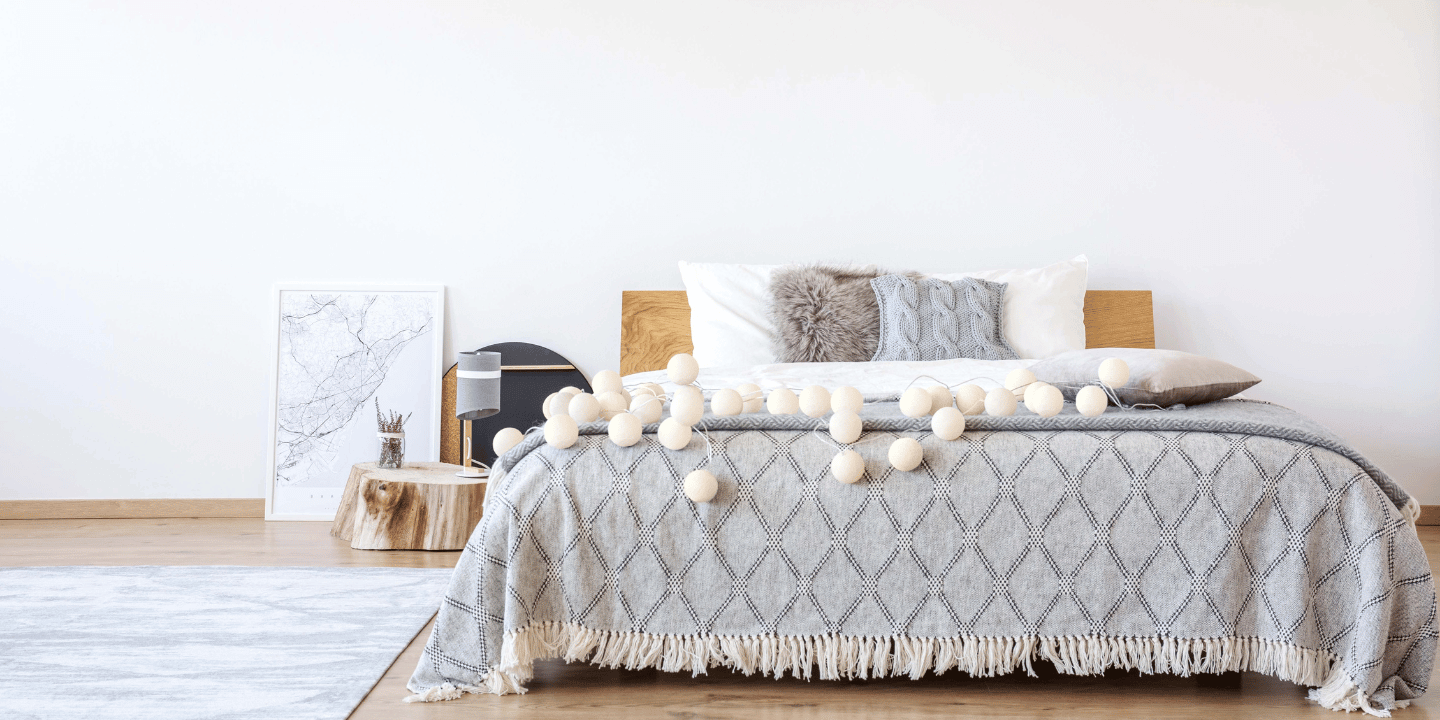 LED Deko-Lichterkette Honey mit Baumwollkugeln in sanften Cremetönen – warmweißes Licht für stimmungsvolle Beleuchtung im Schlafzimmer oder Wohnzimmer