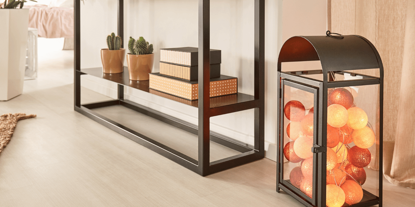 LED Lichterkette Rosengarten mit Baumwollkugeln in Altrosa, Nude und Creme – warmweißes Licht, ideal für Wohn- oder Schlafzimmer, mit USB- und Strombetrieb