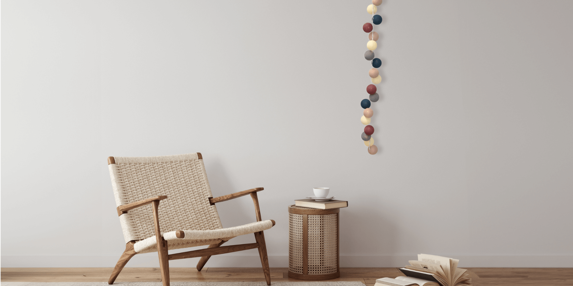 Cotton Ball LED Lichterkette in skandinavischen Farben mit weißem Kabel und großen Baumwollkugeln – ideal für gemütliche Herbstdeko im Wohnzimmer, am Treppengeländer oder im Partyzelt, betrieben per USB oder 220 Volt Netzteil.