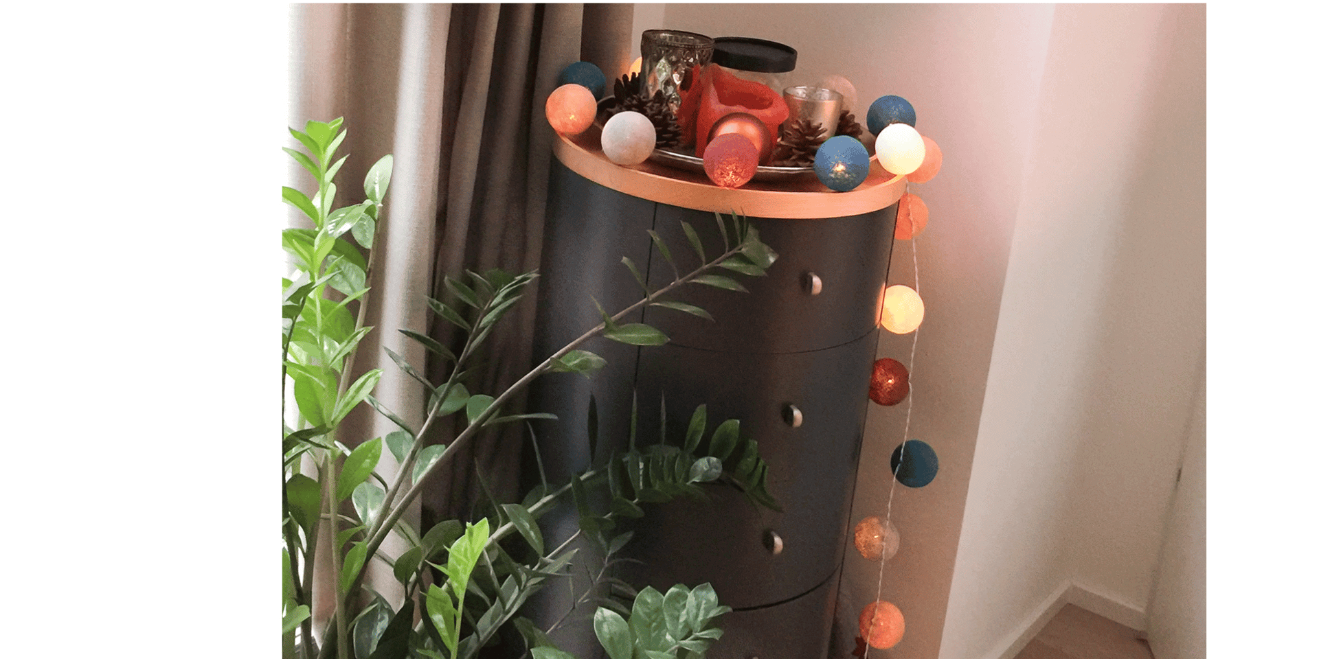 LED Lichterkette mit großen Baumwollkugeln in Dunkelblau, Creme, Grau und Old Rose – lange dimmbare Lichtergirlande mit weißem Kabel, ideal als stimmungsvolle Innenbeleuchtung im Schlafzimmer, an der Wand oder für skandinavische Herbstdeko