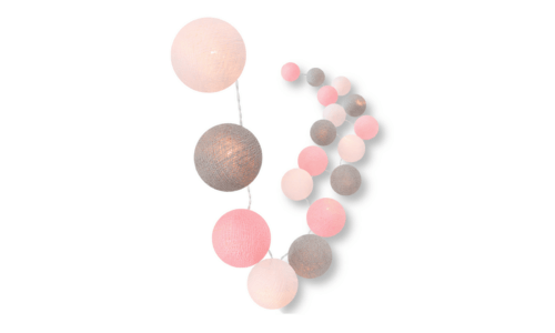 LED Cotton Ball Lichterkette Home Sweet Home mit weißen, rosa und grauen Kugeln – warmweißes Schlummerlicht, strom- oder batteriebetrieben, ideal fürs Baby- und Kinderzimmer