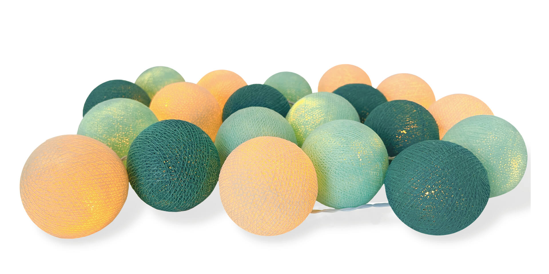 Handgearbeitete LED Lichterkette mit Kugeln aus Baumwolle. Cotton Ball Lights in Creme, Mint und Aqua.