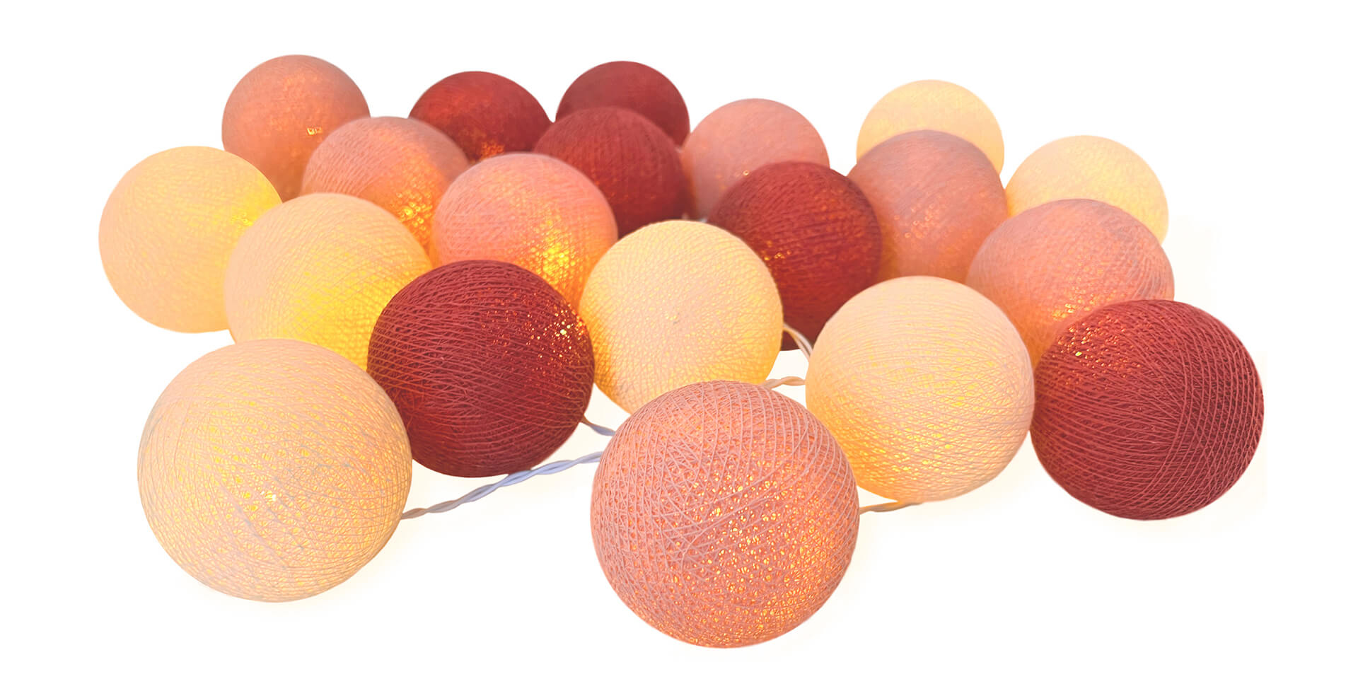 Handgearbeitete LED Lichterkette mit Kugeln aus Baumwolle. Cotton Ball Lights in Creme, Nude und Old Rose.