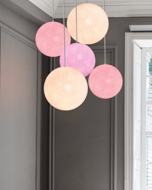 LED Pendellampe mit fünf Baumwollkugeln in Weiß, Grau und Rosa – Hängeleuchte für Wohnzimmer oder Schlafzimmer.