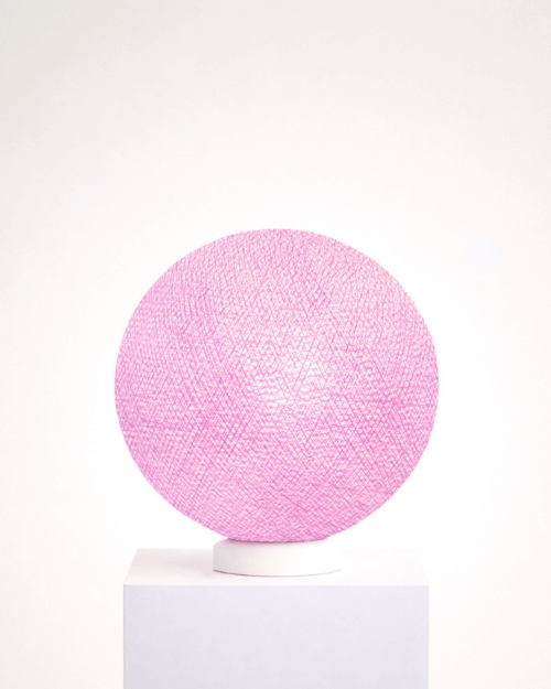 LED Tischlampe mit handgefertigter Baumwollkugel in Violett auf weißem Standfuß; warmweißes Lila LED-Licht schafft eine gemütliche Stimmung im Kinderzimmer.