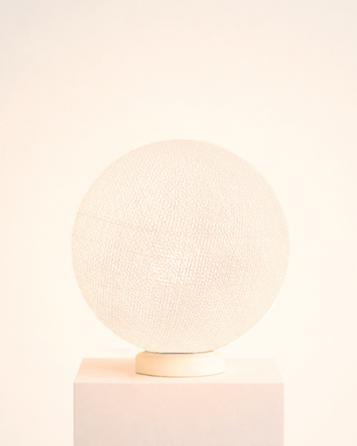Weiße Kugel als Tischleuchte. Moderne LED Lampe für Wohnzimmer oder Schlafzimmer.