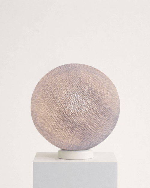 Graue LED Tischlampe – moderne Tischleuchte für gemütliche Abendbeleuchtung im Wohnzimmer.