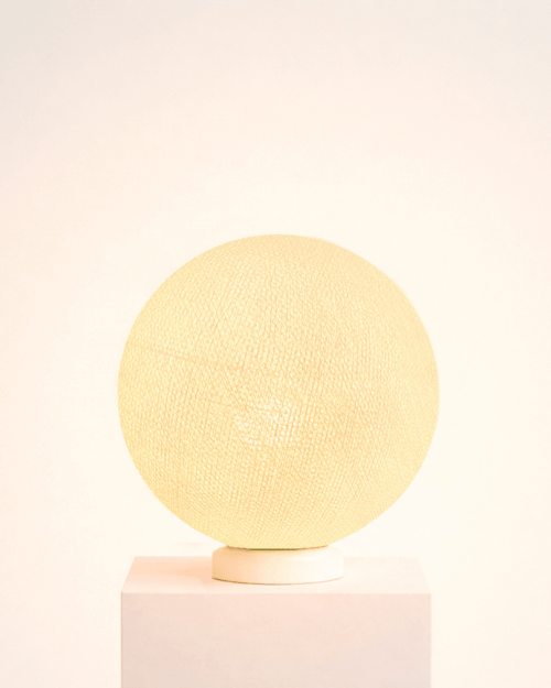 Elegante LED Tischleuchte in Creme mit Baumwollkugel; dezente Zusatzbeleuchtung fürs Wohnzimmer, passend zu Stehlampe/Stehleuchte und Nachttisch.