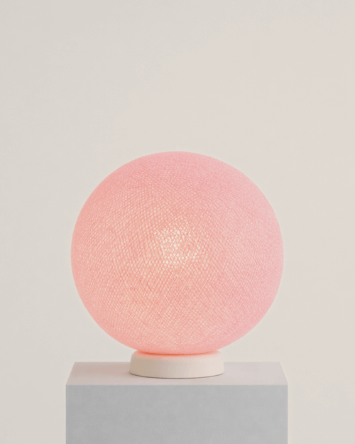 Rosa LED Kugellampe als Tischleuchte – stimmungsvolles Schlummerlicht für Kinderzimmer & Babyzimmer. Perfekt als sanftes Nachtlicht.