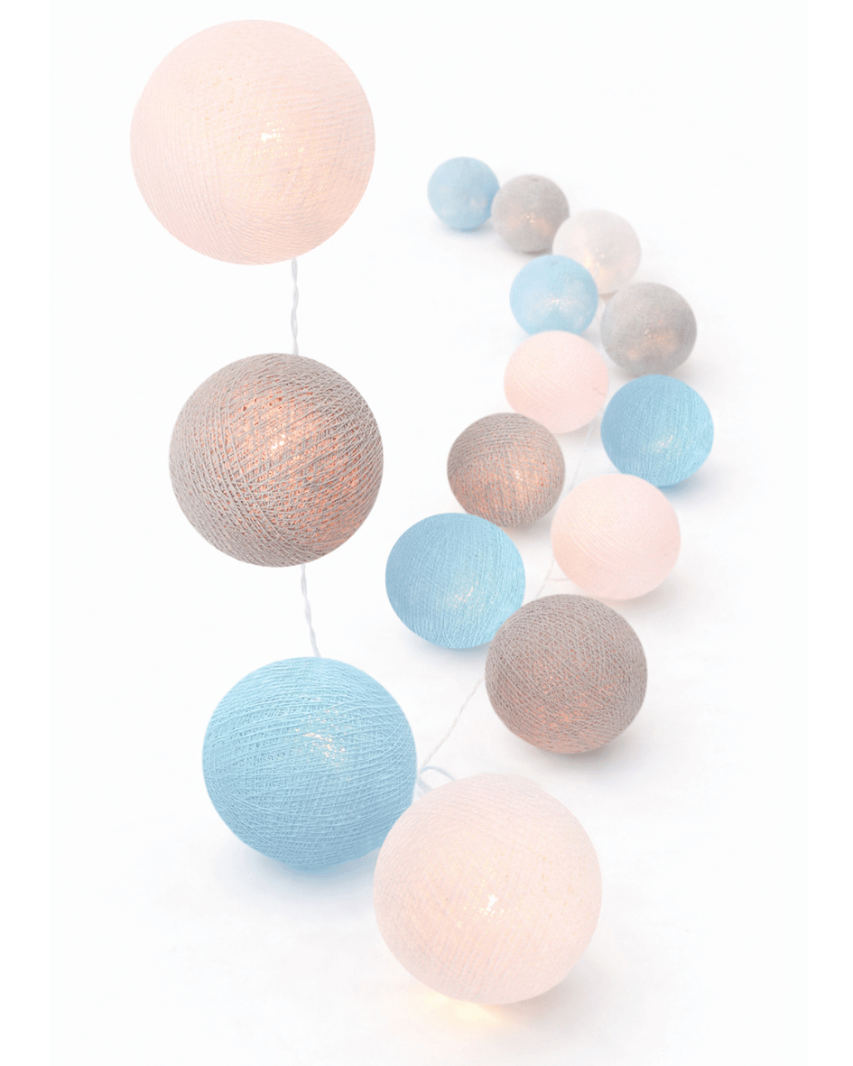 led-lichterkette-kugeln-blau-mint-grau-warm-kinderzimmer-wohnzimmer-schlafzimmer-gemutlich-madchen-junge-jungenzimmer LED Lichterkette Maritim mit Baumwollkugeln in Weiß, Hellblau und Grau – warmweißes Licht, ideal für Fenster, Wohnzimmer oder als moderne maritim inspirierte Raumdeko.