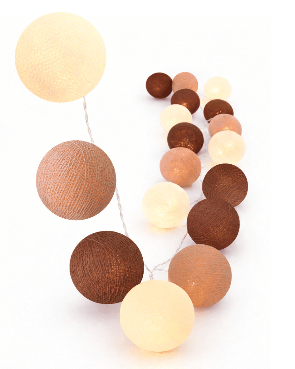 led-lichterkette-kugeln-creme-braun-warm-kinderzimmer-wohnzimmer-schlafzimmer-gemutlich-madchen-junge-jungenzimmer LED Lichterkette mit handgearbeiteten Baumwollkugeln in Creme und Braun – dezente Lichtgirlande mit Timer, Dimmer, USB-Stecker und weißem Kabel, ideal für warme Wohnraumbeleuchtung im Schlafzimmer, Wohnzimmer oder am Fensterrahmen