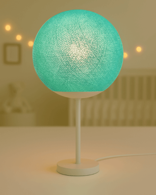 LED Tischlampe mit handgefertigter Baumwollkugel in Aqua auf weißem Standfuß; warmweißes LED-Licht setzt einen frischen Farbakzent im Kinderzimmer.