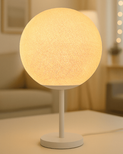 Cremefarbene Baumwollkugel-Tischleuchte mit LED; weiches, gleichmäßiges Leuchten als stimmungsvolle Lampe/Leuchte im Wohn- und Schlafbereich.