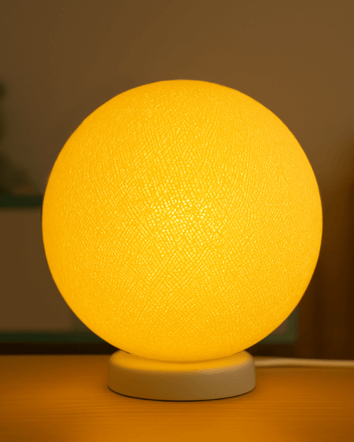 Gelbe Tischleuchte in Kugelform mit LED – perfekte Lampe für Schlafzimmer und stimmungsvolle Abendbeleuchtung