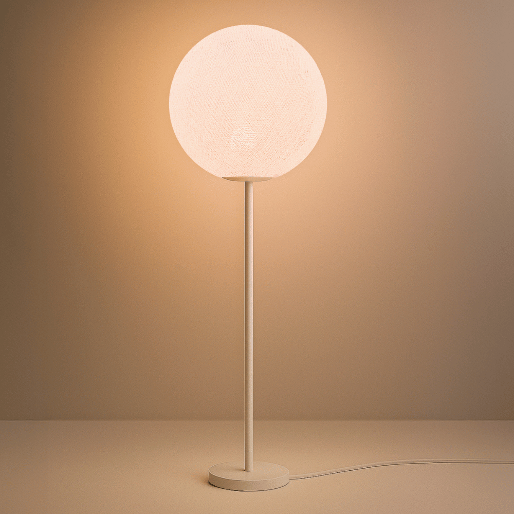 led-stehlampe-stehleuchte-lampe-leuchte-wohnzimmer-schlafzimmer-abendbeleuchtung-led-kugel-weiss Stehlampe mit handgefertigter Baumwoll-Kugel, LED warmweiß; schlanker weißer Standfuß neben Sofa – gemütliche Ambientebeleuchtung fürs Wohnzimmer im Scandi/Boho-Look.
