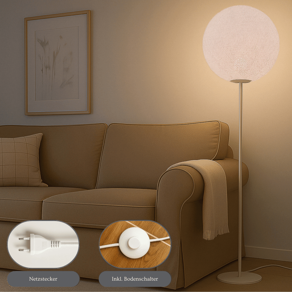 led-stehlampe-stehleuchte-lampe-leuchte-wohnzimmer-schlafzimmer-abendbeleuchtung-led-kugel-weiss1-kopie Stehlampe mit handgefertigter Baumwoll-Kugel, LED warmweiß; schlanker weißer Standfuß neben Sofa – gemütliche Ambientebeleuchtung fürs Wohnzimmer im Scandi/Boho-Look.