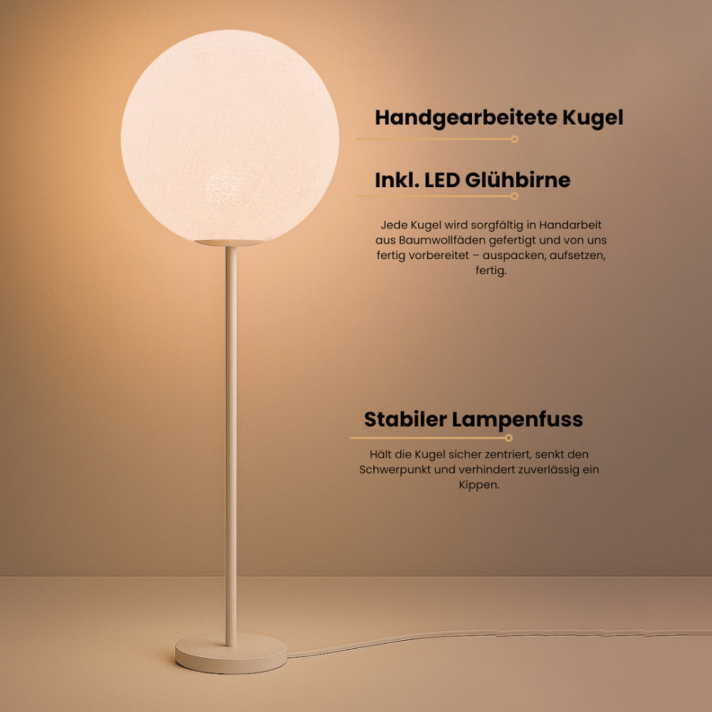 led-stehlampe-stehleuchte-lampe-leuchte-wohnzimmer-schlafzimmer-abendbeleuchtung-led-kugel-weiss1 Stehlampe mit handgefertigter Baumwoll-Kugel, LED warmweiß; schlanker weißer Standfuß neben Sofa – gemütliche Ambientebeleuchtung fürs Wohnzimmer im Scandi/Boho-Look.