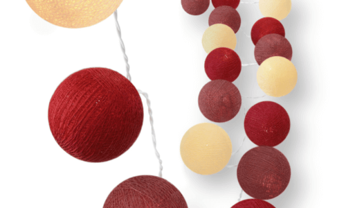 Handgearbeitete LED Lichterkette mit Kugeln aus Baumwolle. Cotton Ball Lights in Creme, dunkel Rot und Old Rose.