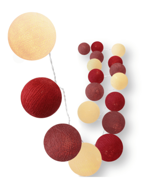 Handgearbeitete LED Lichterkette mit Kugeln aus Baumwolle. Cotton Ball Lights in Creme, dunkel Rot und Old Rose.