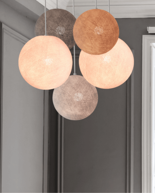 LED Hängelampe mit fünf Kugeln aus Baumwolle in Grau, Beige, Braun und Weiß – stilvolle Pendelleuchte für Wohnzimmer oder Schlafzimmer.